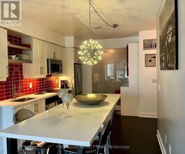 525 Adelaide St W in Toronto, ON - Building Photo - Building Photo