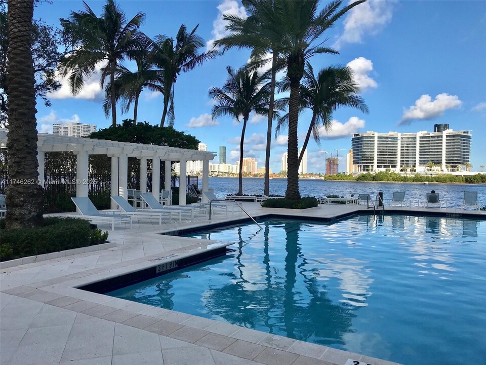 3125 NE 184th St in Aventura, FL - Foto de edificio