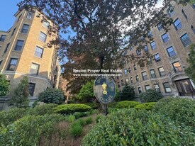118 Riverway, Unit 11 in Boston, MA - Building Photo