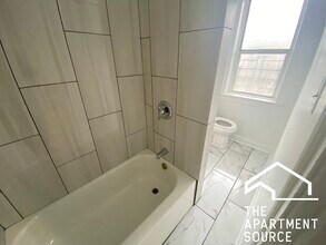 5662 N Ridge Ave in Chicago, IL - Foto de edificio - Building Photo