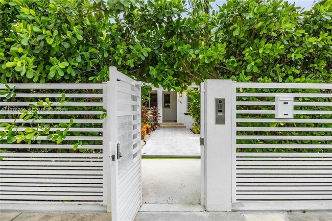 741 NE 87th St in El Portal, FL - Foto de edificio - Building Photo