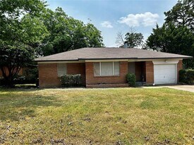 3229 Driftwood Dr in Dallas, TX - Building Photo