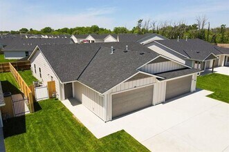 548-550 W 50th Ct S in Wichita, KS - Foto de edificio - Building Photo