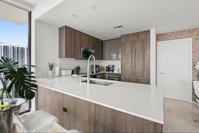 950 Brickell Bay Dr in Miami, FL - Building Photo - Building Photo