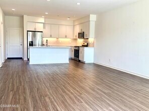 300 Farmhouse Dr in Simi Valley, CA - Building Photo - Building Photo