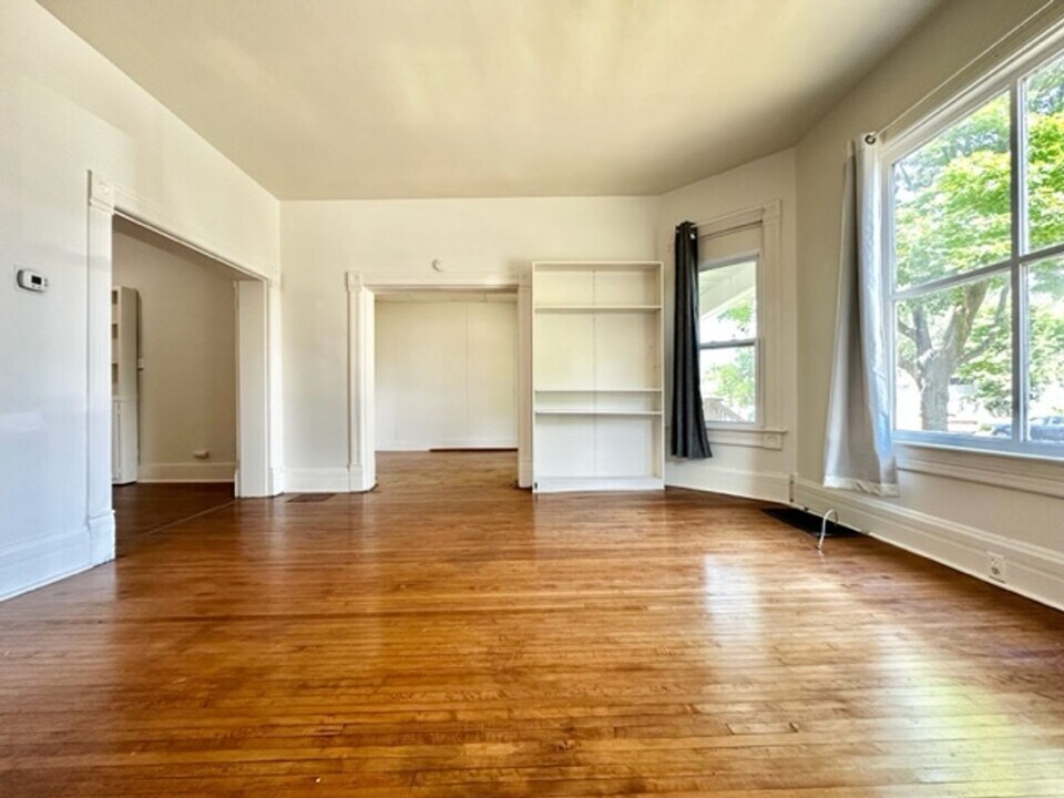 122 S Van Buren St in Green Bay, WI - Building Photo