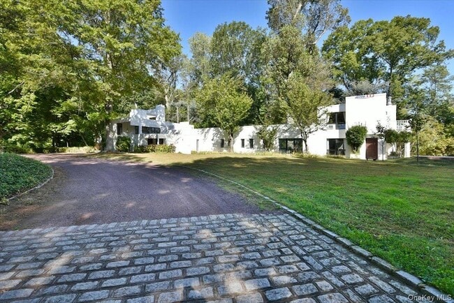 3 Mill Pond Ln in Locust Valley, NY - Foto de edificio - Building Photo