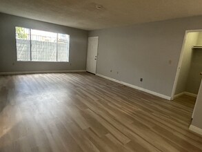 309 E Elk Ave, Unit 107 in Glendale, CA - Foto de edificio - Building Photo