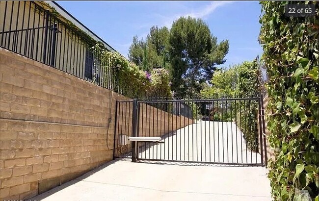 1641 E Hillcrest Dr in Thousand Oaks, CA - Building Photo - Building Photo