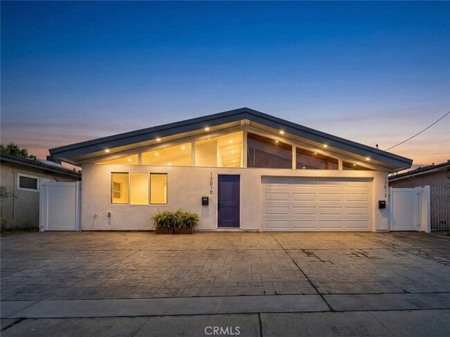 13010 Hartland St in Los Angeles, CA - Foto de edificio - Building Photo