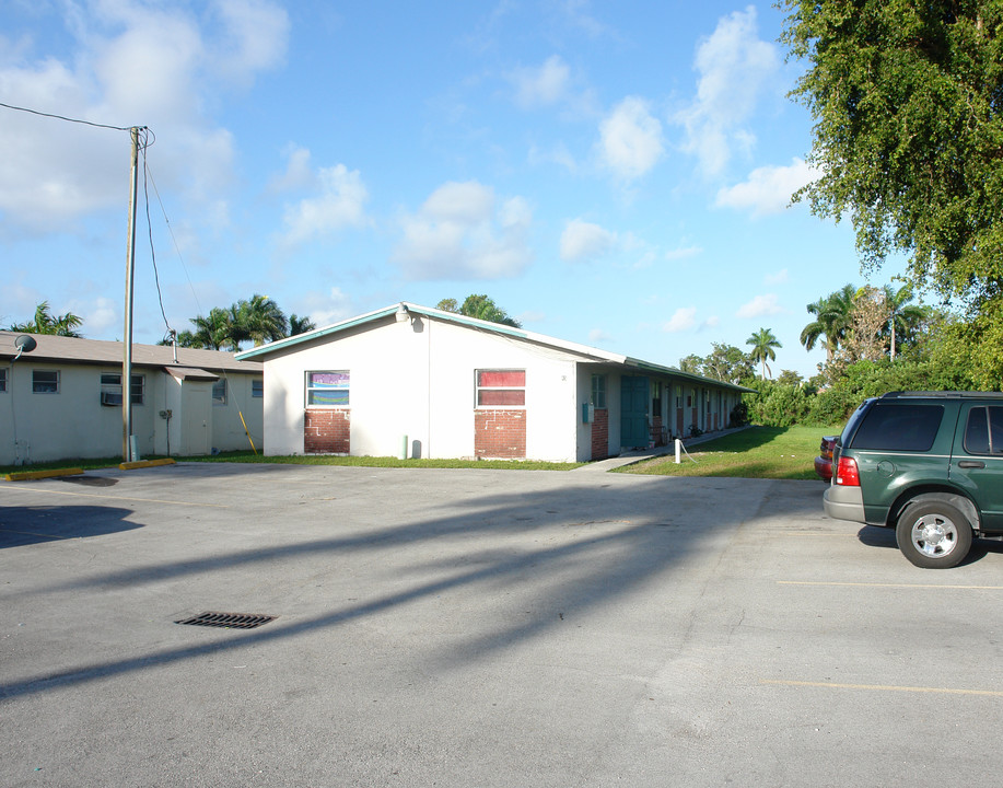 Dania Court Apartments in Dania, FL - Foto de edificio