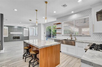 9704 Cameo Rose Ln in Las Vegas, NV - Foto de edificio - Building Photo