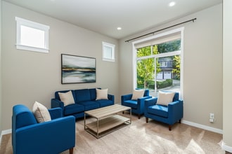 15312 NE Woodland Pl in Woodinville, WA - Foto de edificio - Building Photo