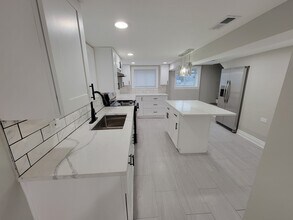 5521 W 63rd Pl, Unit G in Chicago, IL - Building Photo - Building Photo