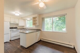 Fox Pointe in Milwaukie, OR - Building Photo