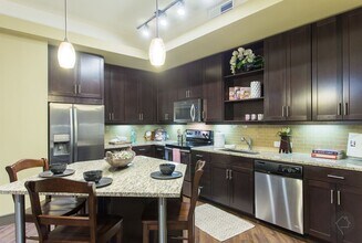 3201 Esperanza Crossing-Unit -95573_782 in Austin, TX - Building Photo - Building Photo