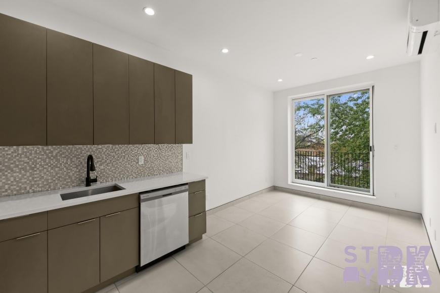 39 Aberdeen St in Brooklyn, NY - Building Photo