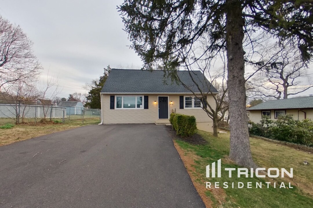 4748 Magnolia Ave in Feasterville-Trevose, PA - Building Photo