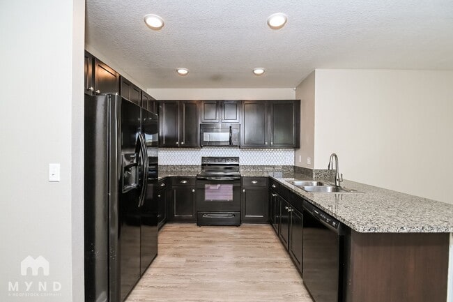 11161 Leland Groves Dr in Riverview, FL - Foto de edificio - Building Photo