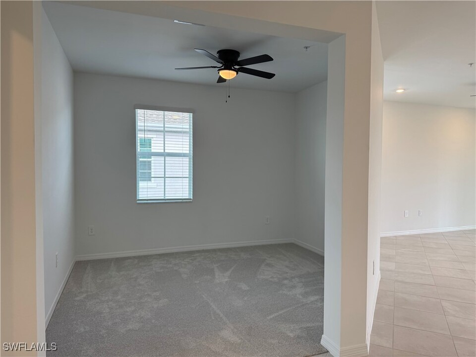 20610 Hazelnut Ct in Lehigh Acres, FL - Foto de edificio