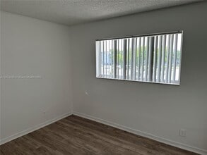 8540 N Sherman Cir in Miramar, FL - Building Photo - Building Photo