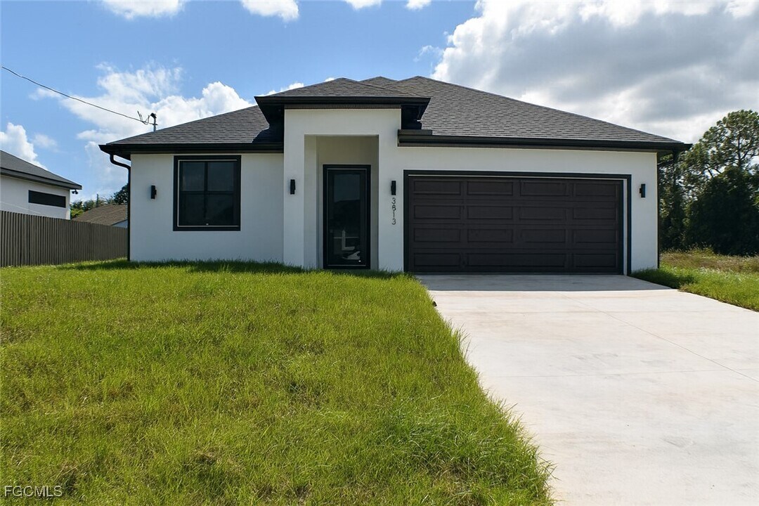 3813 25th St SW in Lehigh Acres, FL - Building Photo