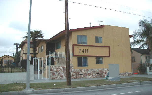 7411 S Figueroa St in Los Angeles, CA - Building Photo