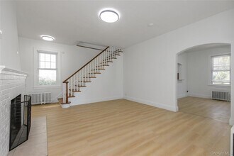 11 Floyd Pl in Great Neck, NY - Building Photo - Building Photo