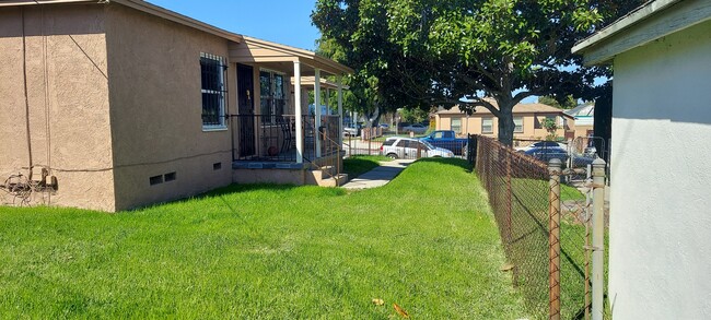 9520 S Manhattan Pl in Los Angeles, CA - Foto de edificio - Building Photo