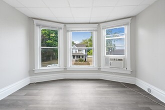 2304 Walnut St in Cedar Falls, IA - Foto de edificio - Building Photo