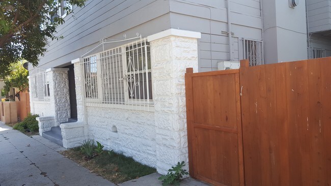 2221 Ellendale Pl in Los Angeles, CA - Foto de edificio - Building Photo