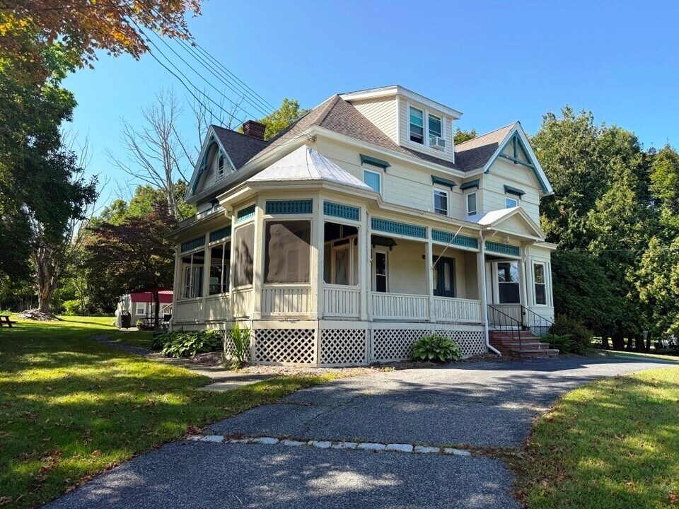 666 Pleasant St in Leicester, MA - Building Photo