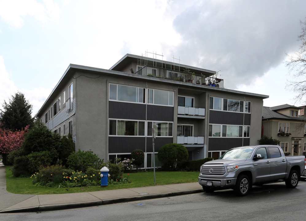 Linden Court in Vancouver, BC - Building Photo