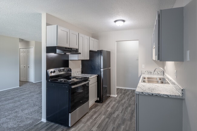 Rochester Square in Rochester, MI - Building Photo - Interior Photo