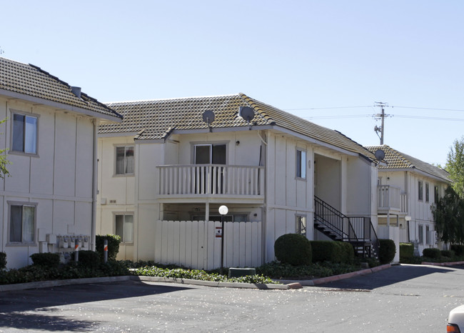 Golden Empire Apartments in Oakdale, CA - Foto de edificio - Building Photo