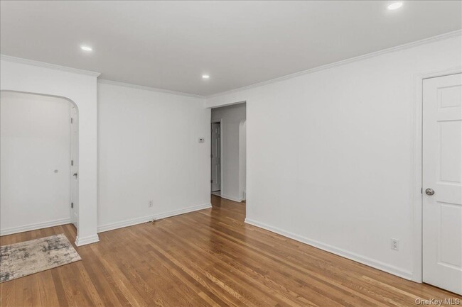 1016 Oaks Dr in Franklin Square, NY - Building Photo - Building Photo