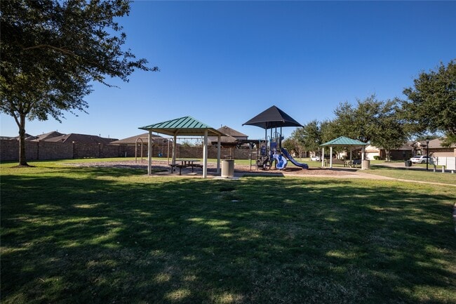 3304 Trail Hollow Dr in Pearland, TX - Foto de edificio - Building Photo