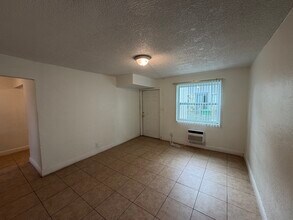 7361 NW 37th St, Unit Apt 2 in Hollywood, FL - Foto de edificio - Building Photo