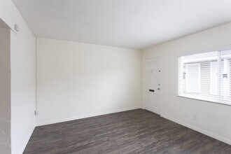 4923 Saratoga Ave in San Diego, CA - Building Photo - Building Photo