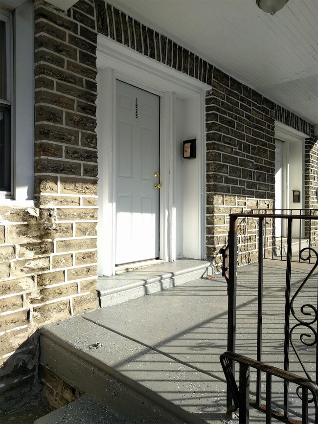property at 1825 W Ashdale St