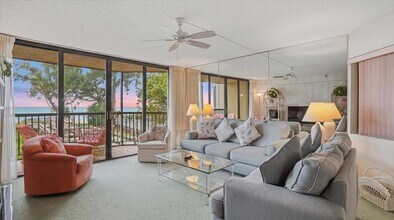 5611 Gulf of Mexico Dr, Unit 3 in Longboat Key, FL - Foto de edificio - Building Photo