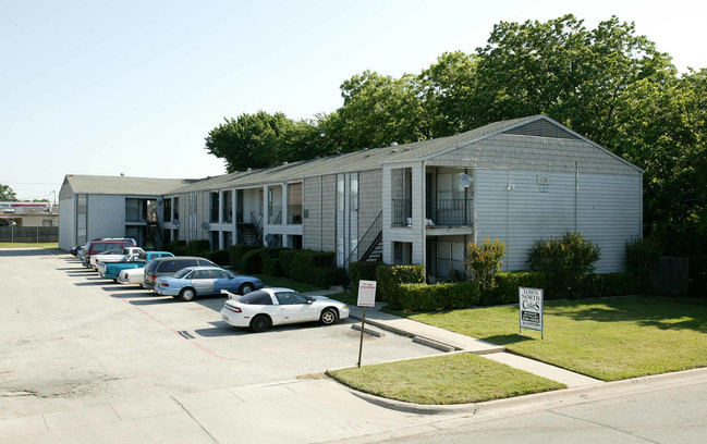 Town North Studio Apartments in Arlington, TX - Building Photo - Building Photo