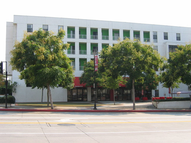 335 N 3rd St in Burbank, CA - Foto de edificio - Building Photo