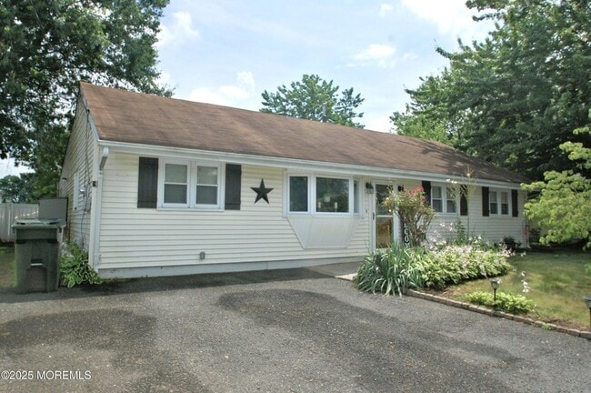 8 Pacific Terrace in Hazlet, NJ - Building Photo - Building Photo