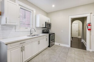 24 Holton Av S in Hamilton, ON - Building Photo