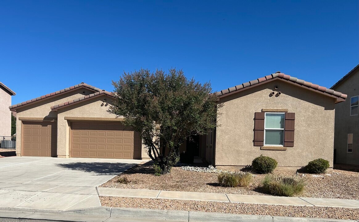 8631 Mesa Top Rd NW in Albuquerque, NM - Building Photo