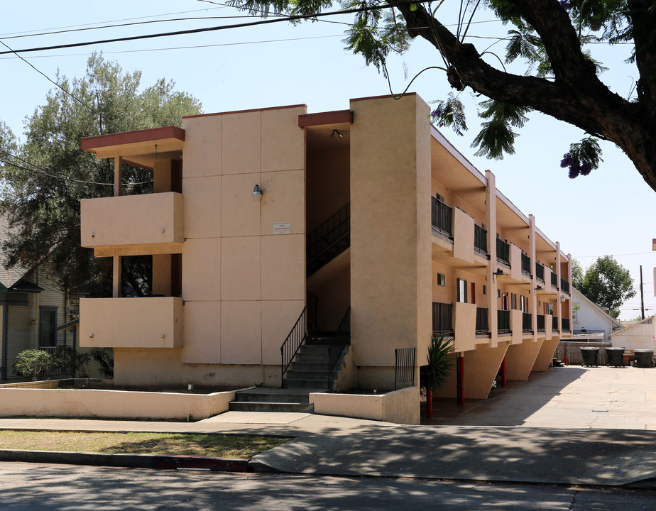 The Aristocrat Apartments in Whittier, CA - Foto de edificio