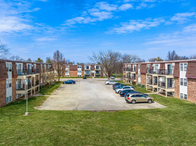 Pine Ridge Apartments in Springfield, IL - Foto de edificio - Building Photo