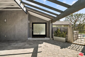 1255 N Bundy Dr in Los Angeles, CA - Building Photo - Building Photo