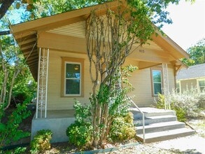 812 N Elm St in Denton, TX - Building Photo - Building Photo